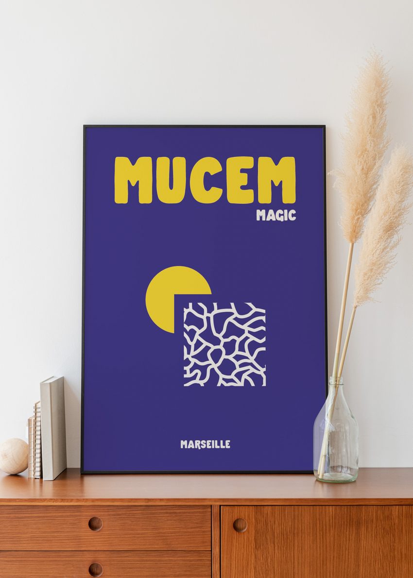 affiche Mucem Marseille encadrée dans un salon méditerranéen
