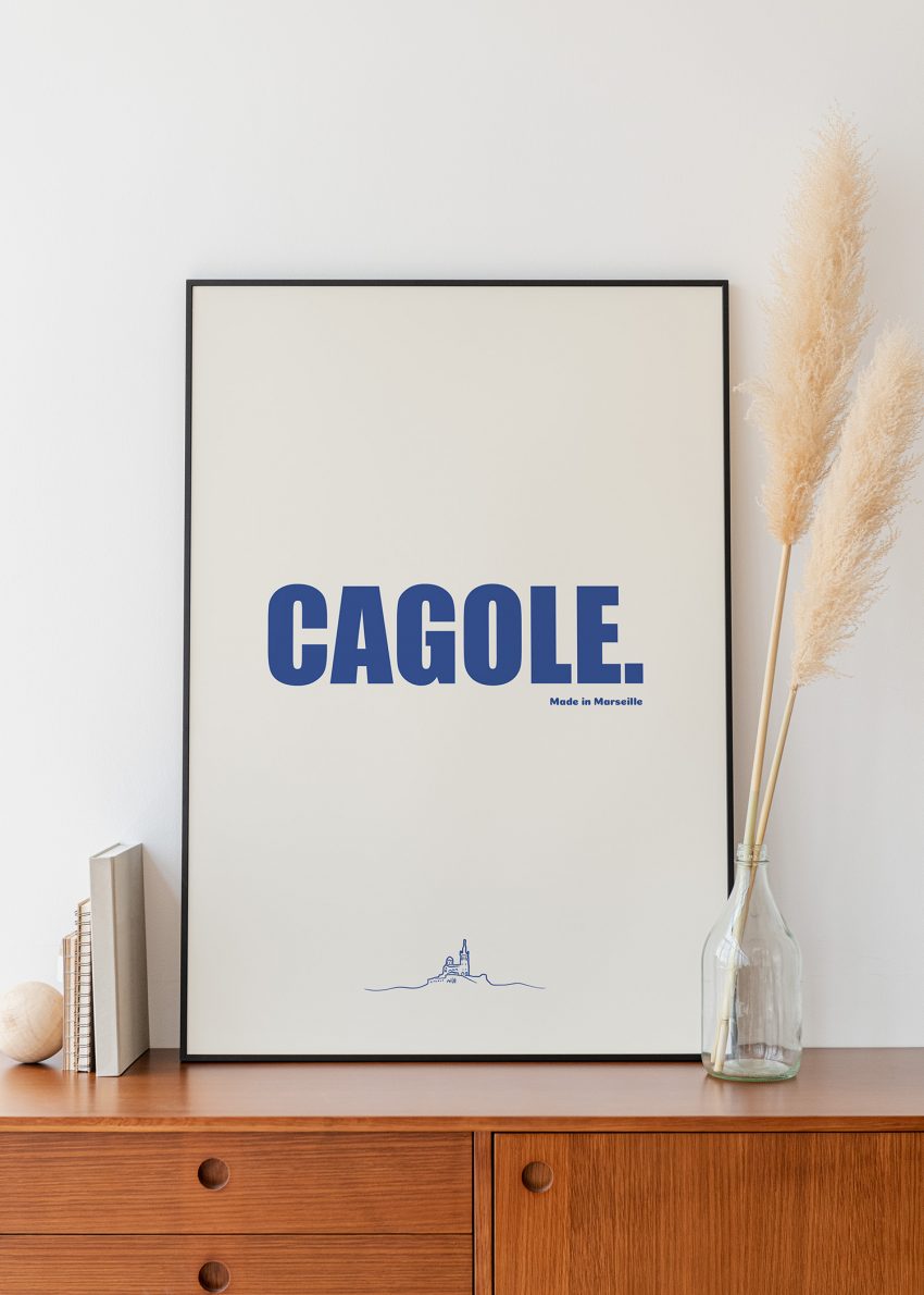 Gros plan sur la typographie bleue de l’affiche Cagole et la texture papier