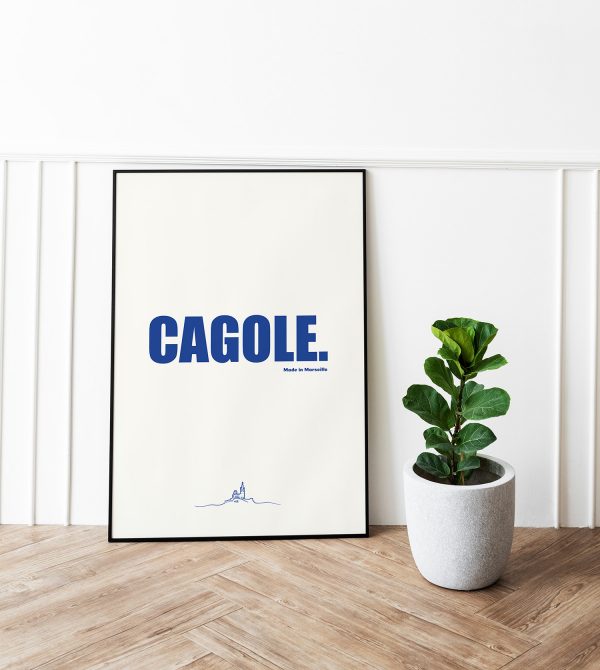 Affiche Cagole marseille encadrée dans un salon, déco méditerranéenne