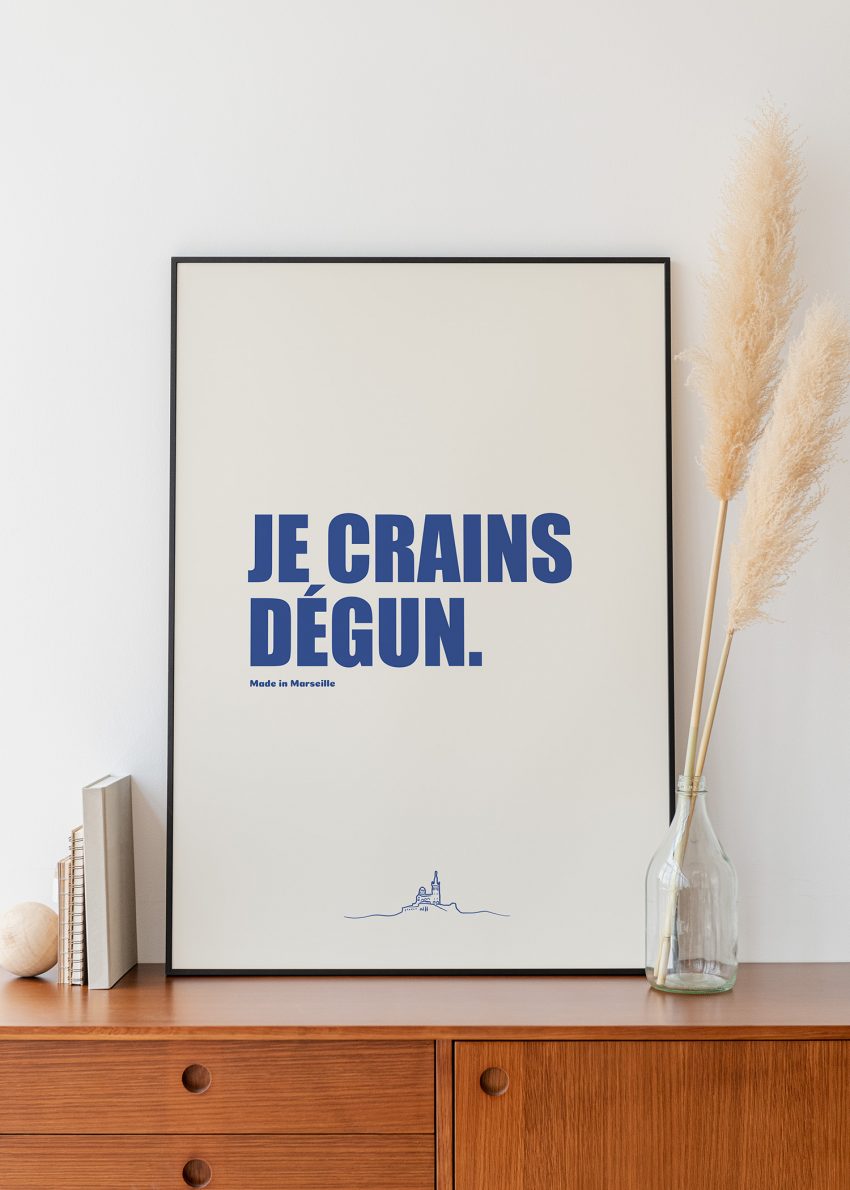 Affiche je crains dégun encadrée dans un salon, déco marseillaise moderne