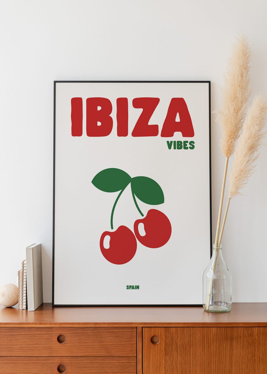 Affiche Ibiza Vibes encadrée sur un meuble en bois