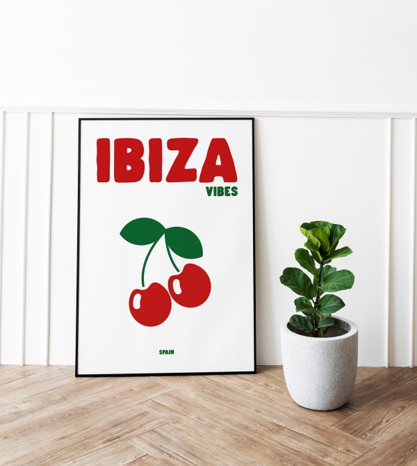 Affiche Ibiza Vibes encadrée posée au sol avec plante verte