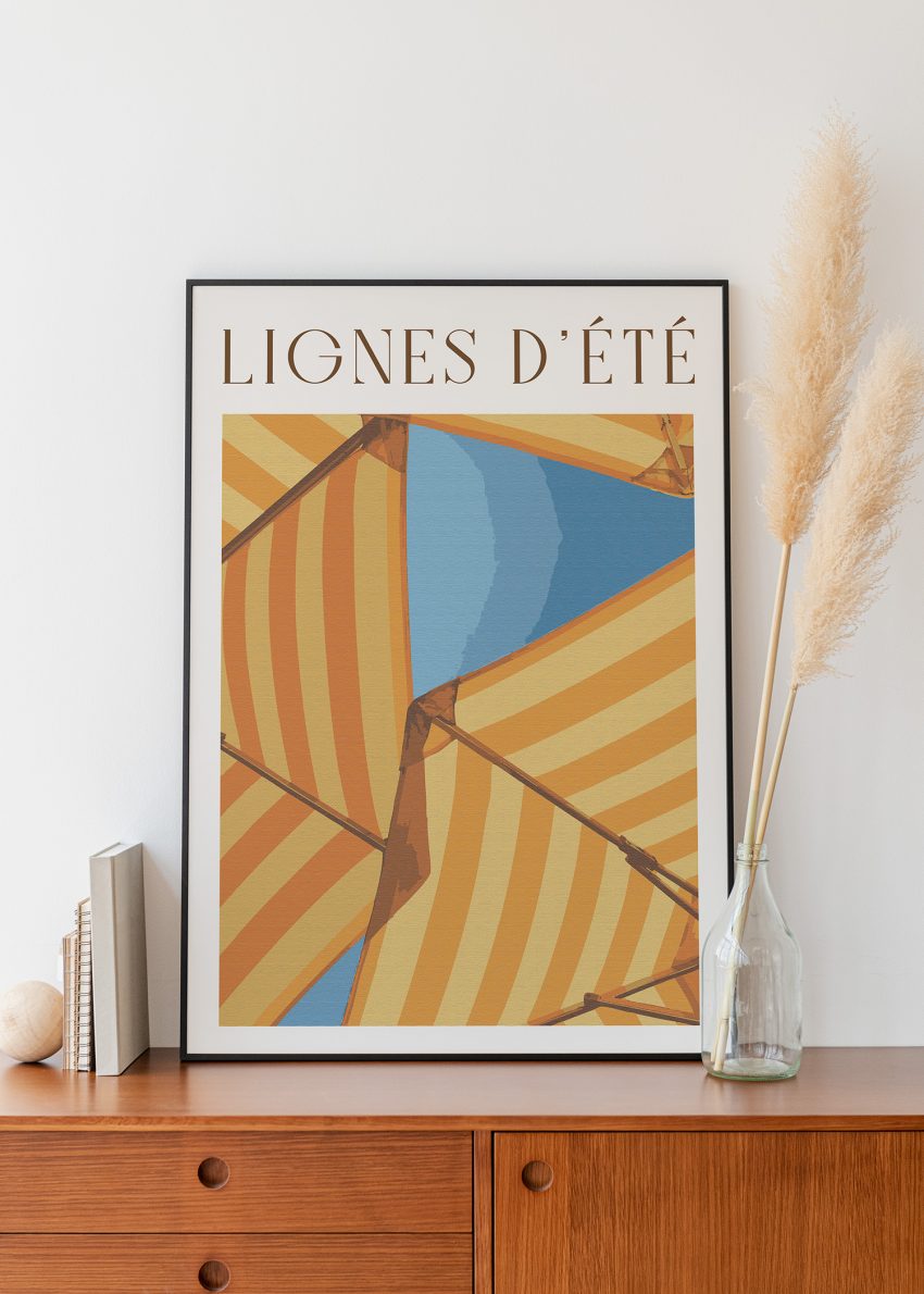 affiche parasol jaune encadrée dans un salon estival