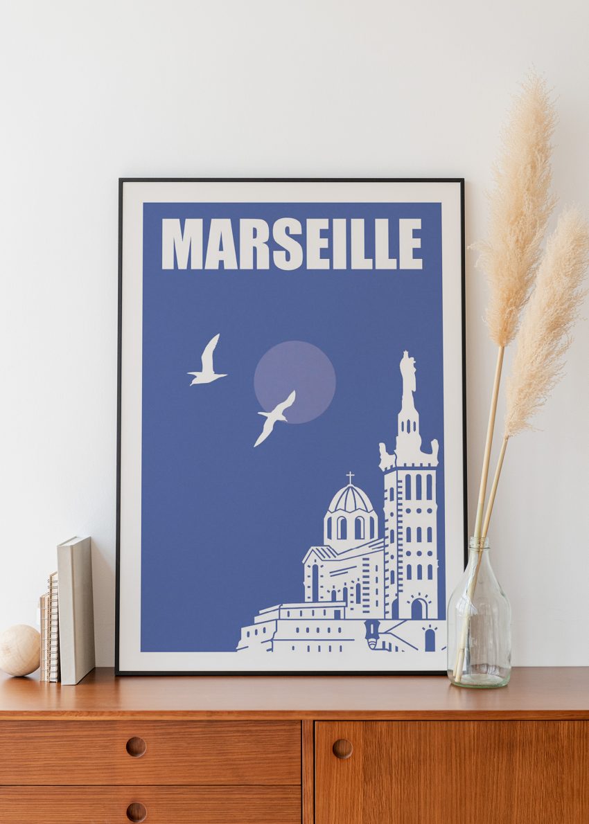 affiche Bonne Mère Marseille encadrée dans un intérieur lumineux