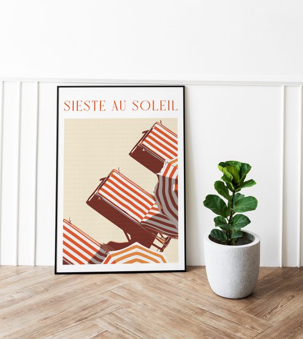 affiche sieste au soleil encadrée dans un intérieur méditerranéen