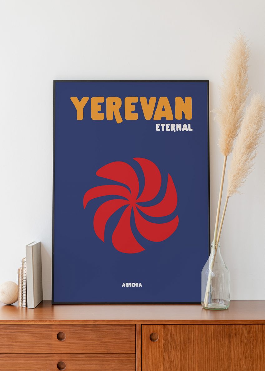 Affiche Yerevan Eternal encadrée sur meuble bois avec pampas