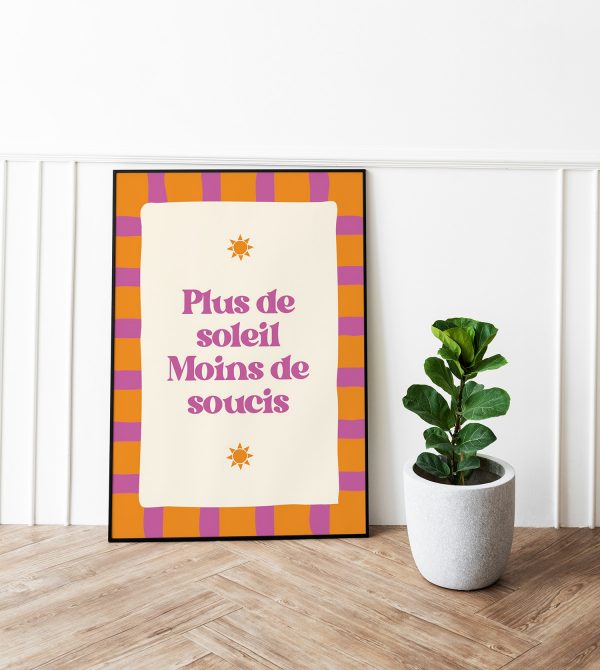 Affiche déco positive encadrée dans une pièce lumineuse