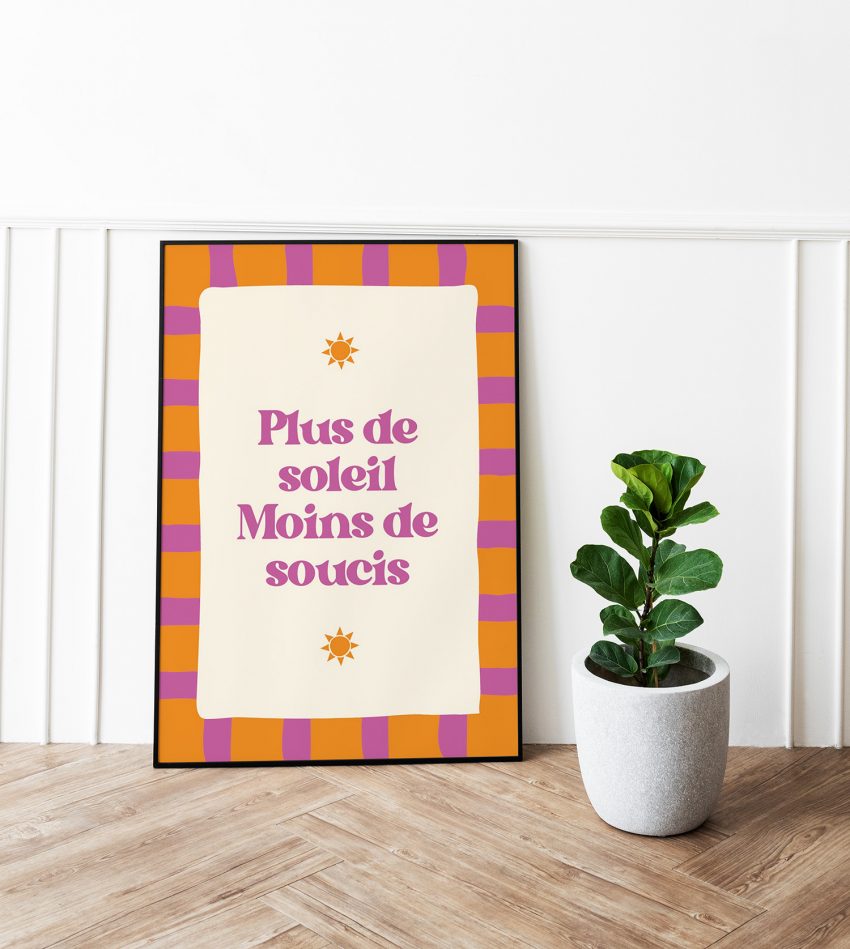 Affiche déco positive encadrée dans une pièce lumineuse