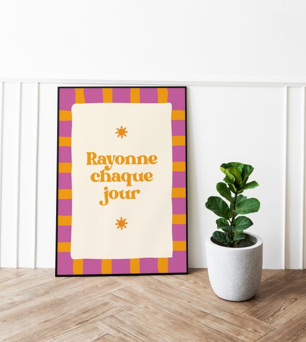 Affiche positive encadrée dans un intérieur coloré