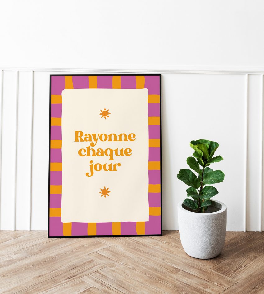Affiche positive encadrée dans un intérieur coloré